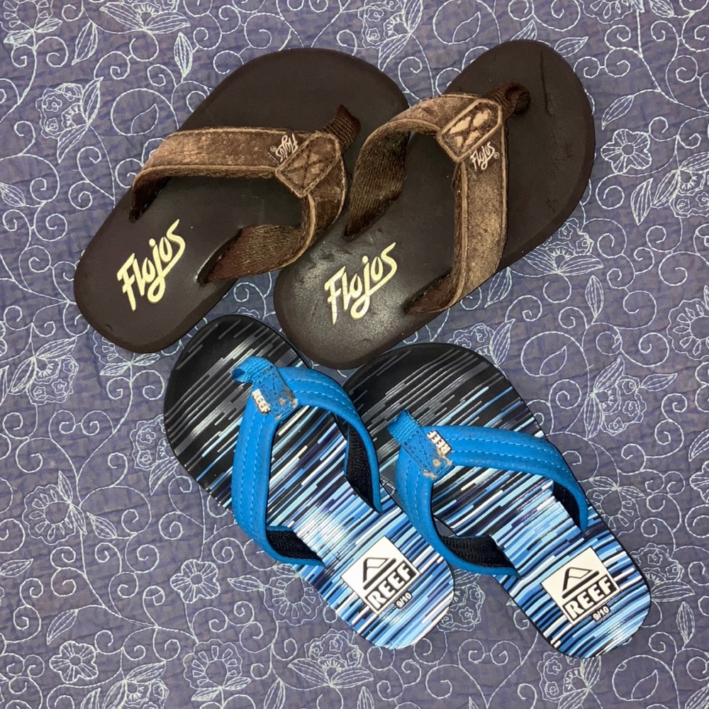 2-Pair Bundle Beach Flip Flops Flojos & Reef 9/10